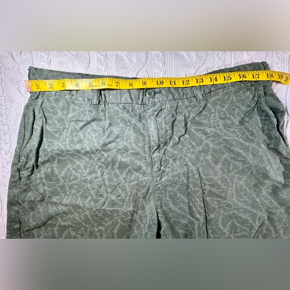 BOGO—UNIQLO Flat Front Green Banana Leaf Print Shorts - Picture 5 of 8